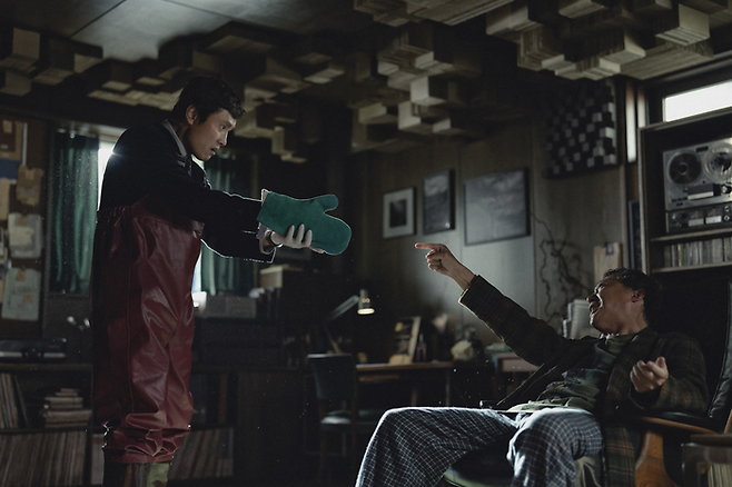 범모(오른쪽)와 만수는 닮았다. 범모는 아내가 바람을 피우는 집에서 조용히 나왔고, 만수는 아내가 다른 남자와 춤을 추는 모습을 보고 파티장에서 슬그머니 퇴장했다. [IMDb]