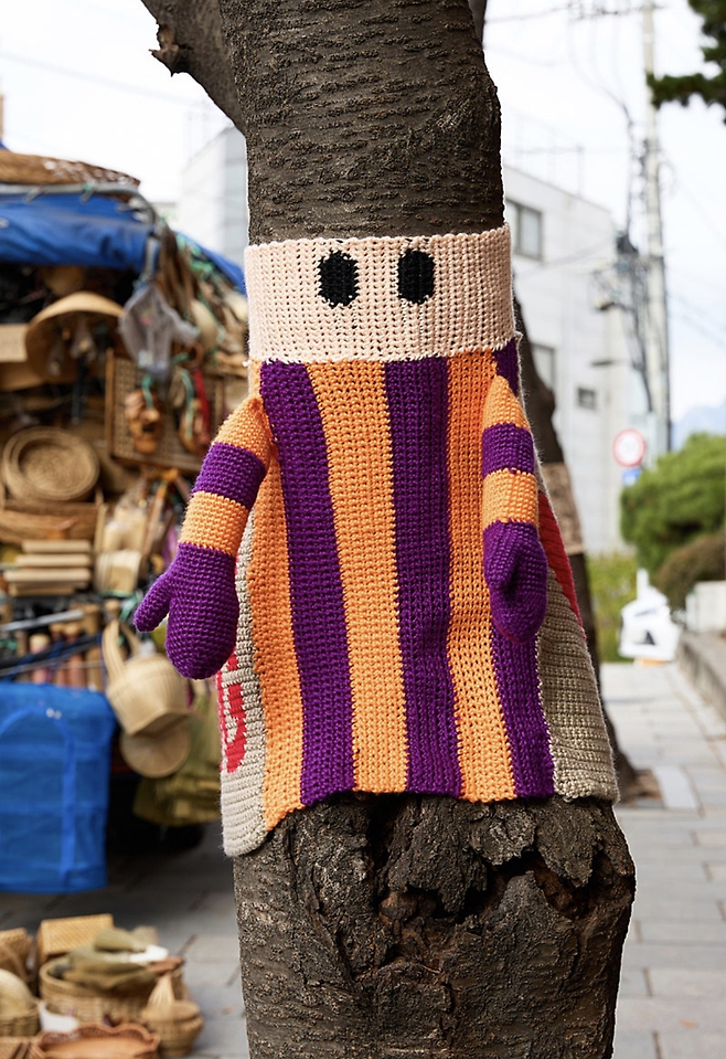 ‘STOP & HUG!’ 서하영. 출처 얀바밍 카페.