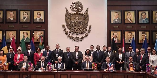 지난 20일(현지시간) 멕시코 케레타로에서 열린 라틴아메리카·카리브 우주기구(ALCE) 제1차 대면 총회에서 참가자들이 기념 촬영을 하고 있다. [사진=한국항공우주연구원]