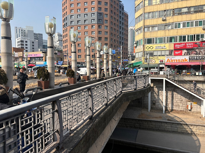 영도교. 현재는 동묘 벼룩시장을 오가는 이로 북적인다/사진=김지은 여행+ 기자