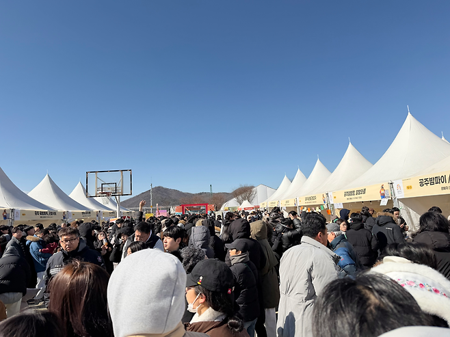 겨울공주 군밤축제 먹거리 부스 인파 / 사진= 문서연 여행+ 기자