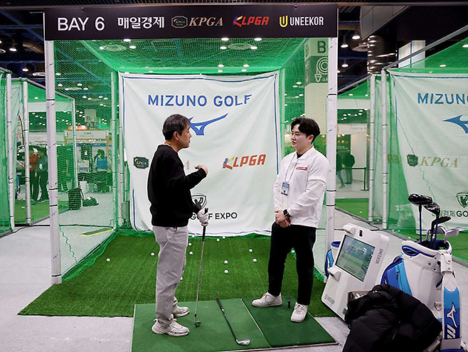 ‘2026 매일경제 골프엑스포’에서 원포인트 레슨 중인 KPGA Class A 프로와 참가자. 사진=한국프로골프협회 제공