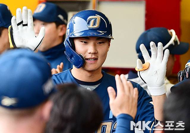 2025년 5월 13일 오후 인천 SSG랜더스필드에서 ‘2025 신한 SOL뱅크 KBO 리그’ NC 다이노스와 SSG 랜더스 경기가 열렸다. 1회초 1사에서 NC 김주원이 SSG 선발 문승원을 상대로 시즌 4호 선제 솔로홈런을 치고 더그아웃 동료들의 축하를 받고 있다. 사진=김영구 기자
