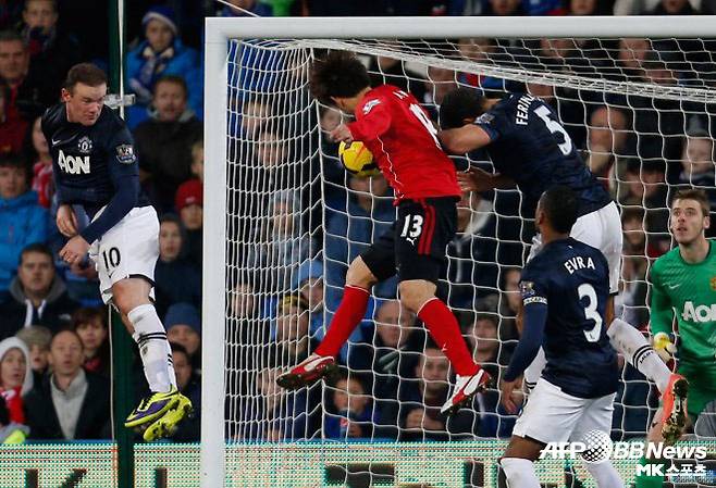 김보경의 인생골. 김보경이 2013년 11월 25일 맨체스터 유나이티드전에서 팀이 1-2로 뒤진 후반 추가 시간 극적인 동점골을 터뜨리고 있다. 김보경의 당시 소속팀 카디프 시티는 김보경의 극적인 동점골에 힘입어 맨유를 상대로 승점 1점을 추가했다. 사진=AFPBBNews=News1