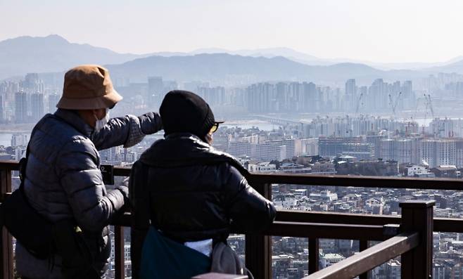 (서울=뉴스1) 최지환 기자 = 18일 국토교통부 실거래가 공개 시스템에 따르면 올해 1월1일부터 이날까지 등록된 서울 아파트 매매 계약 5684건 중 15억 원 이하 아파트의 비중은 4627건(81.4%)으로 집계됐다. 이는 정부의 지속된 대출규제와 조정대상지역의 다주택자 양도소득세 중과 재개를 앞두고 중저가 단지를 중심으로 거래가 집중적으로 이뤄진 영향으로 분석된다. 사진은 이날 오후 서울 남산에서 바라본 서울 시내 아파트 단지의 모습. 2026.2.18/뉴스1  Copyright (C) 뉴스1. All rights reserved. 무단 전재 및 재배포,  AI학습 이용 금지. /사진=(서울=뉴스1) 최지환 기자