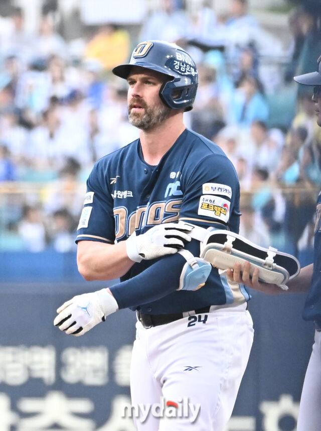 6일 오후 대구광역시 수성구 대구삼성라이온즈파크에서 진행된 '2025 프로야구 KBO리그 포스트시즌' 와일드카드 결정전 1차전 삼성라이온즈와 NC다이노스의 경기.NC 데이비슨이 1회초 1사 1,2루서 1타점 적시타를 터뜨린 뒤 환호하고 있다./마이데일리