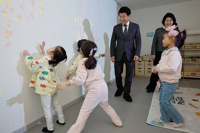 장지동 어린이복합시설 개관식에 참석한 서강석 송파구청장이 어린이들이 노는 모습을 보며 즐거워하고 있다.