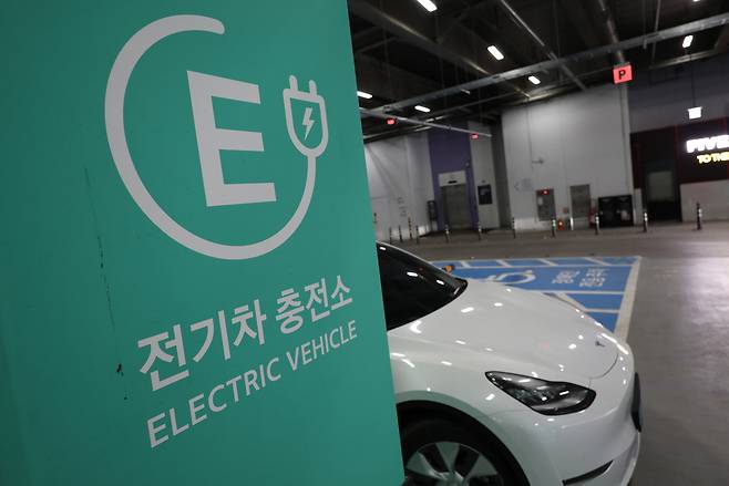 서울시내 한 주차장의 전기차 충전구역 [연합]