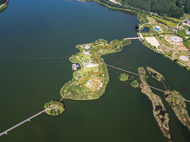 우리 군이 중공군에 대승을 거둔 파로호의 한반도섬