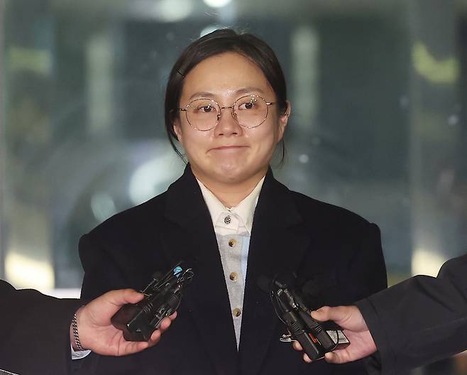 전직 매니저들에 대한 ‘갑질’과 불법 의료행위 의혹을 받는 방송인 박나래씨가 20일 경찰에 출석해 조사를 받은 뒤 서울 강남경찰서를 나서며 취재진 질문을 받고 있다. [연합]