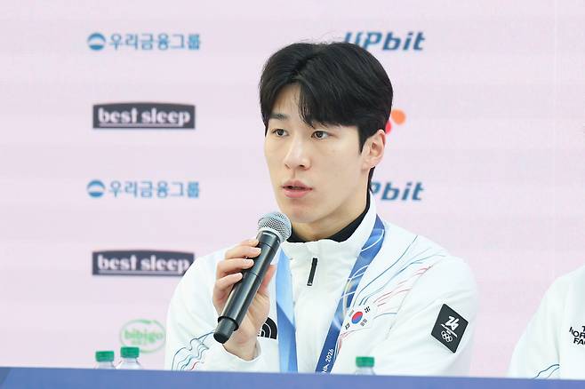 이탈리아 밀라노 코리아하우스에서 열린 쇼트트랙 대표팀 기자회견에서 황대헌이 인터뷰하는 모습. [연합]