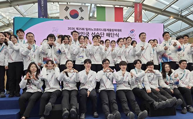 22일(현지 시각) 이탈리아 밀라노 코리아하우스에서 열린 2026 밀라노·코르티나담페초 동계올림픽 대한민국 선수단 해단식에서 유승민 대한체육회장, 이수경 선수단장, 김택수 선수부단장 겸 선수촌장 등 선수들이 기념촬영을 하고 있다. [연합]