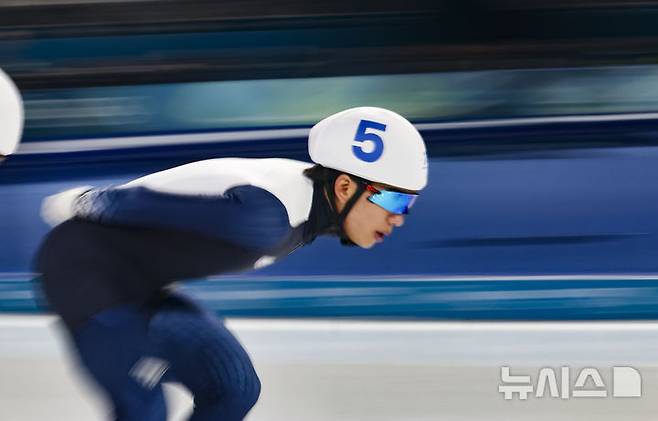 [밀라노=뉴시스] 김근수 기자 = 스피드스케이팅 정재원이 21일(현지시간) 이탈리아 밀라노 스피드스케이팅 스타디움에서 열린 2026 밀라노·코르티나담페초 동계올림픽 스피드 스케이팅 남자 매스 스타트 결승에서 질주하고 있다. 2026.02.21. ks@newsis.com