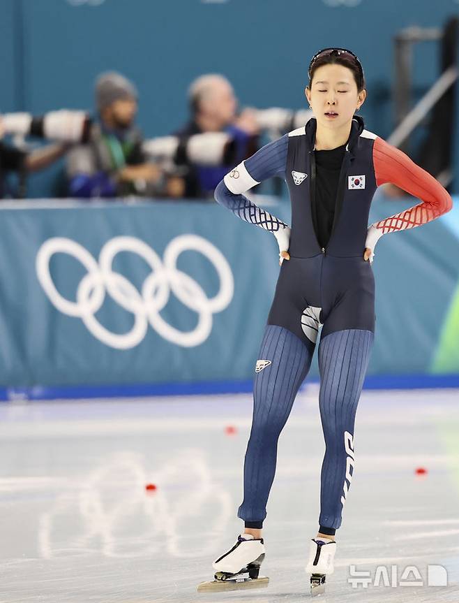 [밀라노=뉴시스] 김근수 기자 = 스피드스케이팅 김민선이 15일(현지 시간) 이탈리아 밀라노 스피드스케이팅 스타디움에서 열린 2026 밀라노·코르티나 담페초 동계올림픽 스피드스케이팅 여자 500m 결선 경기를 마치고 숨을 고르고 있다. 2026.02.16. ks@newsis.com