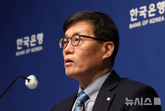 [서울=뉴시스] 박주성 기자 = 이창용 한국은행 총재가 지난달 15일 서울 중구 한국은행에서 열린 금융통화위원회 금리 결정에 대한 기자간담회에서 발언하고 있다. 한은 금융통화위원회는 이날 새해 첫 회의에서 기준금리를 연 2.50%로 5연속 동결했다. (공동취재). 2026.01.15. photo@newsis.com