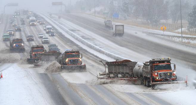 [뉴욕= AP/뉴시스]미 5대호 지방에서 동부 지역으로 이동한 겨울 폭풍으로 인해 성탄절에서 새해 초에 이르는 전국의 항공편과 자동차 여행이 큰 지장을 받았고 2월에는 미 동부에 눈폭풍이 예보되었다.  사진은 지난 12월 27일 미 25번 고속도로의 콜로라도 스프링스 와 덴버 사이에 출동한  제설차량 부대가 노면의 눈을 치우면서 전진하는 광경.  2026.02.22.