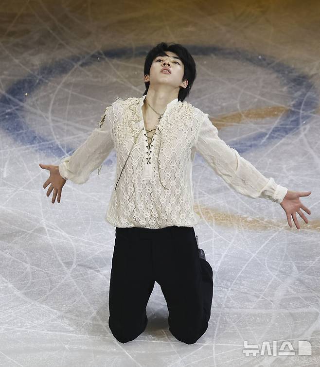 [밀라노=뉴시스] 김근수 기자 = 피겨스케이팅 차준환이 21일(현지 시간) 이탈리아 밀라노 아이스 스케이팅 아레나에서 열린 피겨스케이팅 갈라쇼에서 연기를 펼치고 있다. 2026.02.22. ks@newsis.com