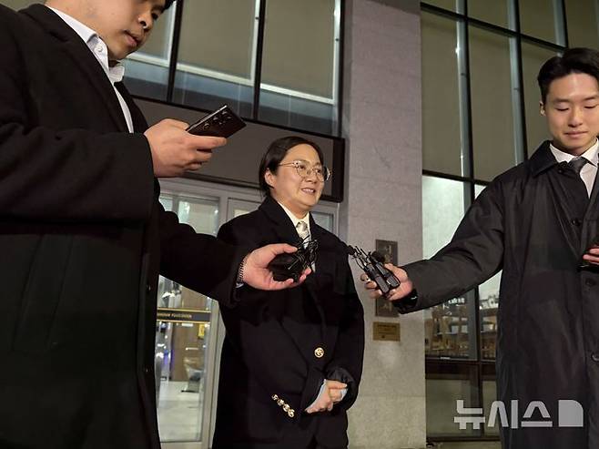 [서울=뉴시스]신유림 기자=전직 매니저들에게 갑질을 했다는 등의 의혹을 받고있는 개그우먼 박나래(41)가 서울 강남경찰서에 출석해 약 7시간40분에 걸친 첫 피의자 조사를 마친 뒤 취재진을 만나고 있다. 2026.02.20. spicy@newsis.com