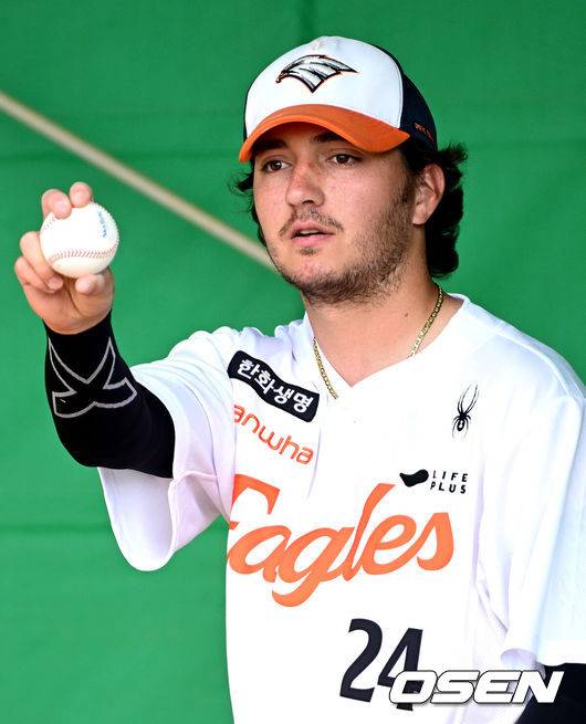 [OSEN=오키나와(일본), 최규한 기자] 프로야구 한화 이글스가 21일 일본 오키나와 고친다 구장에서 스프링 캠프 훈련을 펼쳤다.한화는 이번 2차 오키나와 캠프에서 총 9차례의 연습경기를&nbsp;통해 전력을 가다듬을 예정이다.한화 새 외국인 투수 오웬 화이트가 불펜 피칭을 펼치고 있다. 2026.02.21 / dreamer@osen.co.kr