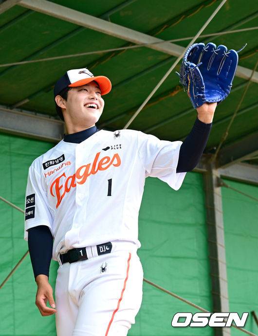 [OSEN=오키나와(일본), 최규한 기자] 프로야구 한화 이글스가 21일 일본 오키나와 고친다 구장에서 스프링 캠프 훈련을 펼쳤다.한화는 이번 2차 오키나와 캠프에서 총 9차례의 연습경기를&nbsp;통해 전력을 가다듬을 예정이다.한화 문동주가 불펜 피칭을 펼치고 있다. 2026.02.21 / dreamer@osen.co.kr