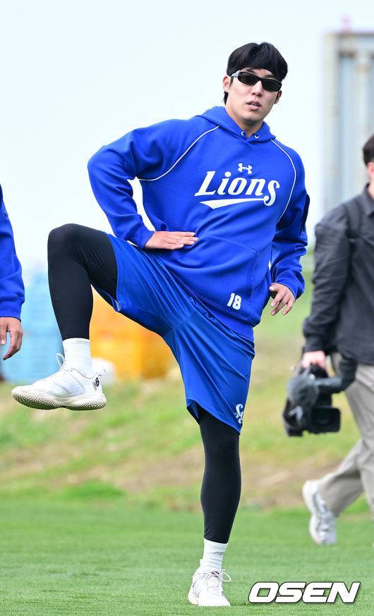 [OSEN=오키나와(일본), 최규한 기자] 프로야구 삼성 라이온즈가 29일 오후 일본 오키나와 온나손 아카마구장에서 스프링 캠프를 차리고 구슬땀을 흘렸다.삼성은 이번 2차 캠프에서 훈련 뿐 아니라 WBC 대표팀, 국내 팀들과 연습경기도 펼칠 계획이다.삼성 원태인이 훈련을 펼치고 있다. 2026.02.19 / dreamer@osen.co.kr