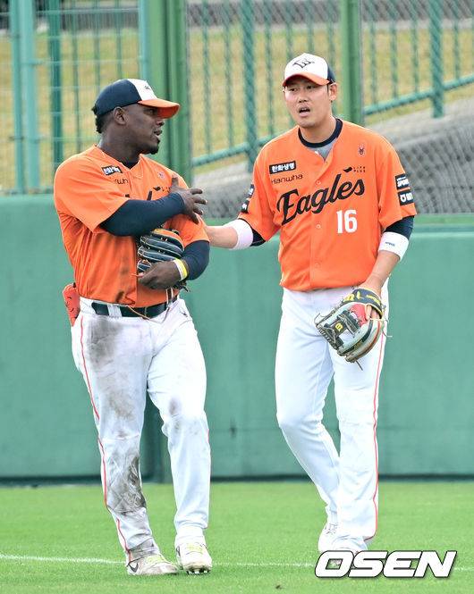 '내 잘못이야'... 하주석 향한 페라자의 제스처