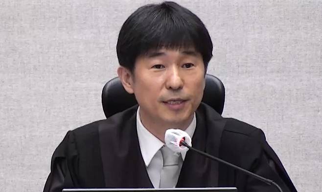 서울중앙지법 형사합의25부 지귀연 부장판사가 지난 19일 서초구 서울중앙지방법원에서 열린 12·3 비상계엄 관련 윤석열 전 대통령의 내란 우두머리 혐의 1심 판결 선고 주문을 낭독하고 있다. 이날 서울중앙지법 형사합의25부(지귀연 부장판사)는 윤 전 대통령에게 무기징역을 선고했다. 서울중앙지법 제공