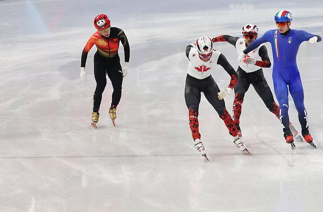 한국 출신 중국 귀화 선수 쇼트트랙 린샤오쥔(한국명 임효준)이 18일(현지시간) 이탈리아 밀라노 아이스스케이팅 아레나에서 열린 2026 밀라노·코르티나담페초 동계올림픽 쇼트트랙 남자 500m 준준결승에서&nbsp;결승선에 들어오고 있다. 밀라노=뉴시스