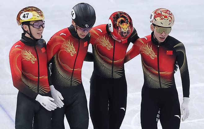 한국 출신 중국 귀화 선수 쇼트트랙 린샤오쥔이 20일(현지시간) 이탈리아 밀라노 아이스 스케이팅 아레나에서 열린 2026 밀라노·코르티나담페초 동계올림픽 쇼트트랙 남자 5000m 계주 결승B에서 1위를 기록한 후 기뻐하고 있다. 밀라노=뉴스1