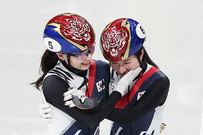 20일(현지시간) 이탈리아 밀라노 아이스스케이팅 아레나에서 열린 2026 밀라노ㆍ코르티나담페초 동계올림픽 쇼트트랙 여자 1,500m 결승에서 은메달을 차지한 최민정이 금메달을 차지한 김길리에게 축하를 건네고 있다. 밀라노=연합뉴스