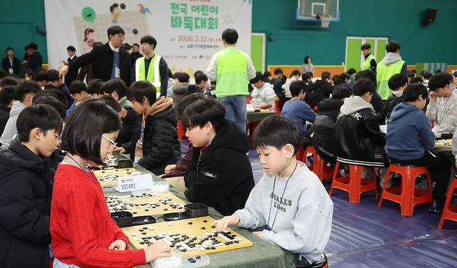 22일 서울 성동구 성수동 성동구민종합체육센터에서 열린 제2회 성동구청장배 전국 어린이 바둑대회에서 참가자들이 바둑을 두고 있다. 한국기원이 주최하고 성동구가 후원하는 이번 대회는 전국 초등학생과 미취학 아동 368명을 대상으로 기력에 따라 15개 부문으로 나뉘어 치러진다. 이제원 선임기자