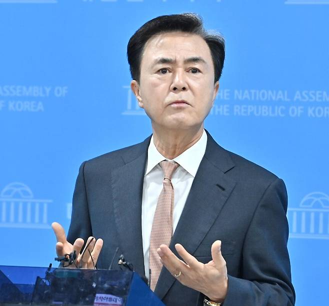 김태흠 충남도지사가 지난 9일 국회 행안위 행정통합 공청회에 참석하려 했으나 배제되자 국회소통관에서 대전충남 행정통합 관련 긴급 기자회견을 열었다.