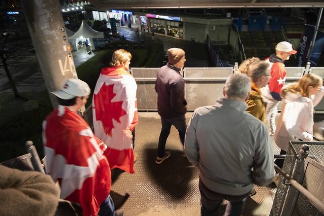 쇼트트랙 경기를 보러 이동 중인 캐나다 팬들. 밀라노 류재민 기자