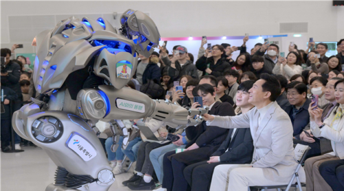 오세훈 서울시장이 지난해 서울 AI(인공지능) 페스타에서 휴머노이드와 악수하고 있다.   서울시 제공