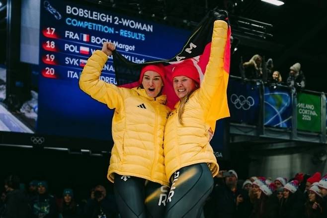 리자 부크비츠(오른쪽)와 네레 슈텐이 2026 밀라노·코르티나 동계올림픽 여자 2인승 봅슬레이에서 은메달을 획득한 뒤 독일 국기를 들고 기념 촬영을 하고 있다. 부크비츠 인스타그램