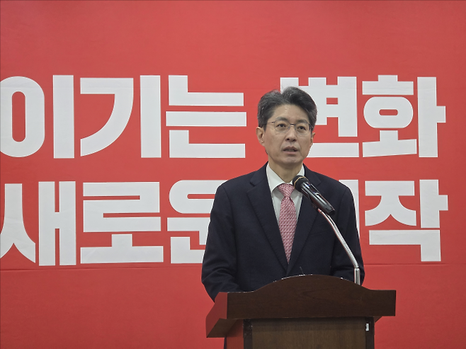 정장수 전 대구시 경제부시장이 지난달 27일 대구 수성구 범어동 국민의힘 대구시당사에서 대구 중구청장에 출마한다고 밝혔다.