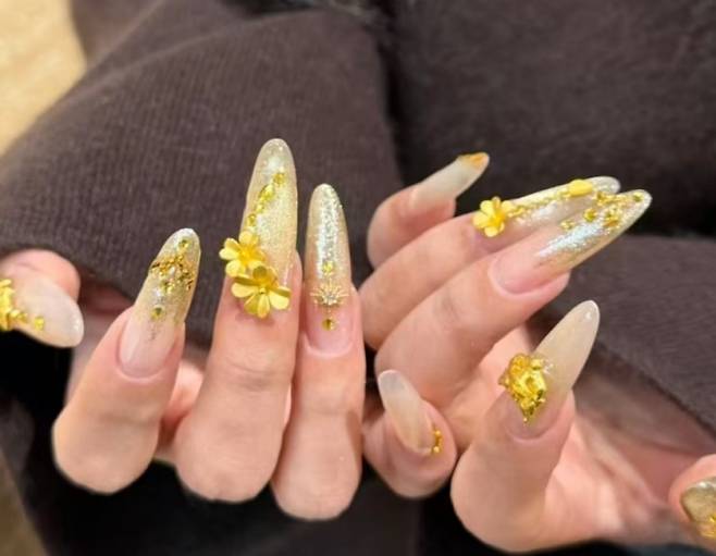 중국 젊은층을 중심으로 실제 순금을 네일의 장식품으로 사용하는 사례가 늘고 있다. 홍성신문 캡처