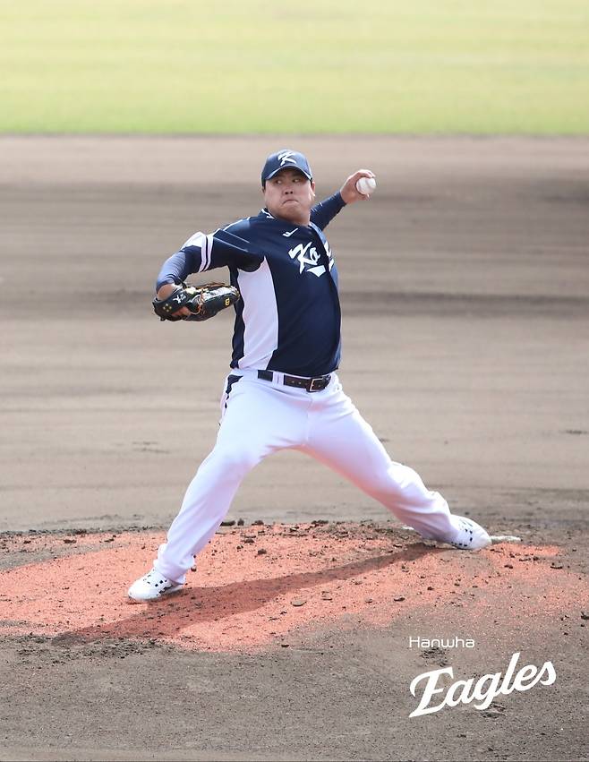 WBC 야구대표팀 류현진이 21일 일본 오키나와 고친다구장서 열린 한화와 연습경기에 선발투수로 등판해 힘차게 공을 던지고 있다. 류현진은 이날 2이닝 무실점 퍼펙트 피칭을 했다. 순조롭게 컨디션을 끌어 올리며 본 대회 등판을 준비하고 있다. 사진제공|한화 이글스