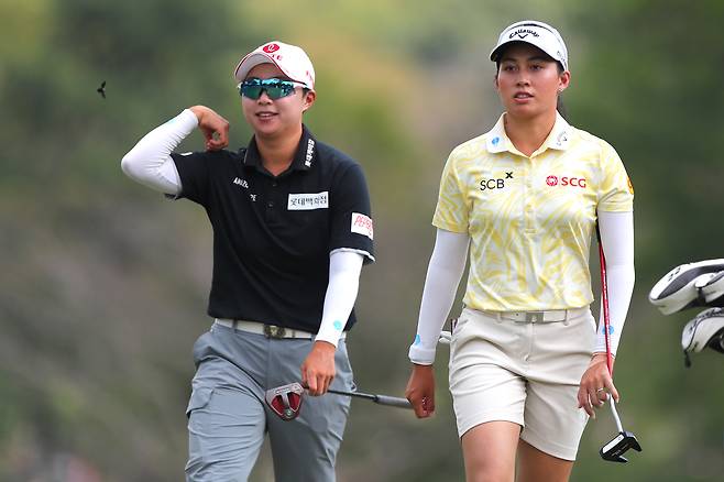김효주(왼쪽)가 22일 태국 촌부리의 시암 컨트리클럽 올드코스에서 열린 LPGA투어 혼다 타일랜드 최종 라운드 도중 2번 홀에서 지노 티띠꾼과 함께 그린으로 걸어가고 있다. 게티이미지코리아