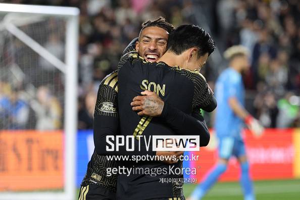 ▲ 손흥민과 리오넬 메시가 혈전을 벌인 가운데, 손흥민이 웃으며 개막전 승리를 챙겼다. LAFC가 22일 오전 11시 30분 미국 캘리포니아주 로스앤젤레스에 위치한 LA 메모리얼 콜리세움에서 열린 2026시즌 메이저리그사커(MLS) 개막전에서 인터 마이애미를 3-0으로 제압했다. ⓒ게티이미지