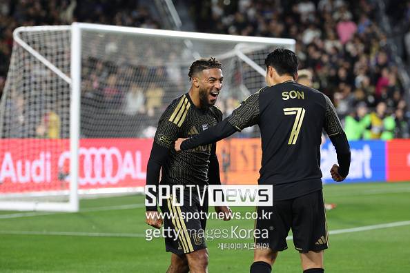 ▲ 손흥민과 리오넬 메시가 혈전을 벌인 가운데, 손흥민이 웃으며 개막전 승리를 챙겼다. LAFC가 22일 오전 11시 30분 미국 캘리포니아주 로스앤젤레스에 위치한 LA 메모리얼 콜리세움에서 열린 2026시즌 메이저리그사커(MLS) 개막전에서 인터 마이애미를 3-0으로 제압했다. ⓒ게티이미지