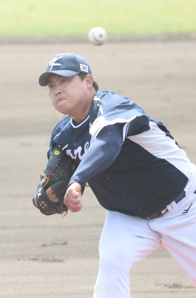 WBC 한국 야구 대표팀이 21일 일본 오키나와현 야에세 고친다 구장에서 한화 이글스와 연습경기를 가졌다.  대표팀 선발 류현진이 역투하고 있다. /사진=김진경 대기자