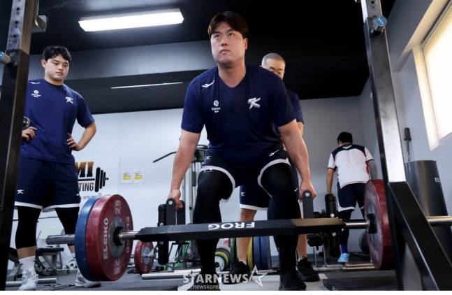 야구대표팀 류현진이 10일 사이판 올레아이 스포츠 컴플렉스에서 열리는 전지훈련 첫날 김용일 트레이너의 지휘아래 웨이트트레이닝을 하고 있다. /사진=강영조 선임기자