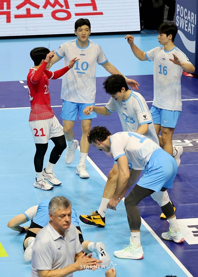 [한번에쓱]'1위 현대 3-0으로 셧아웃, 마지막은 김민재가' 기쁨만끽하는 점보스 선수들