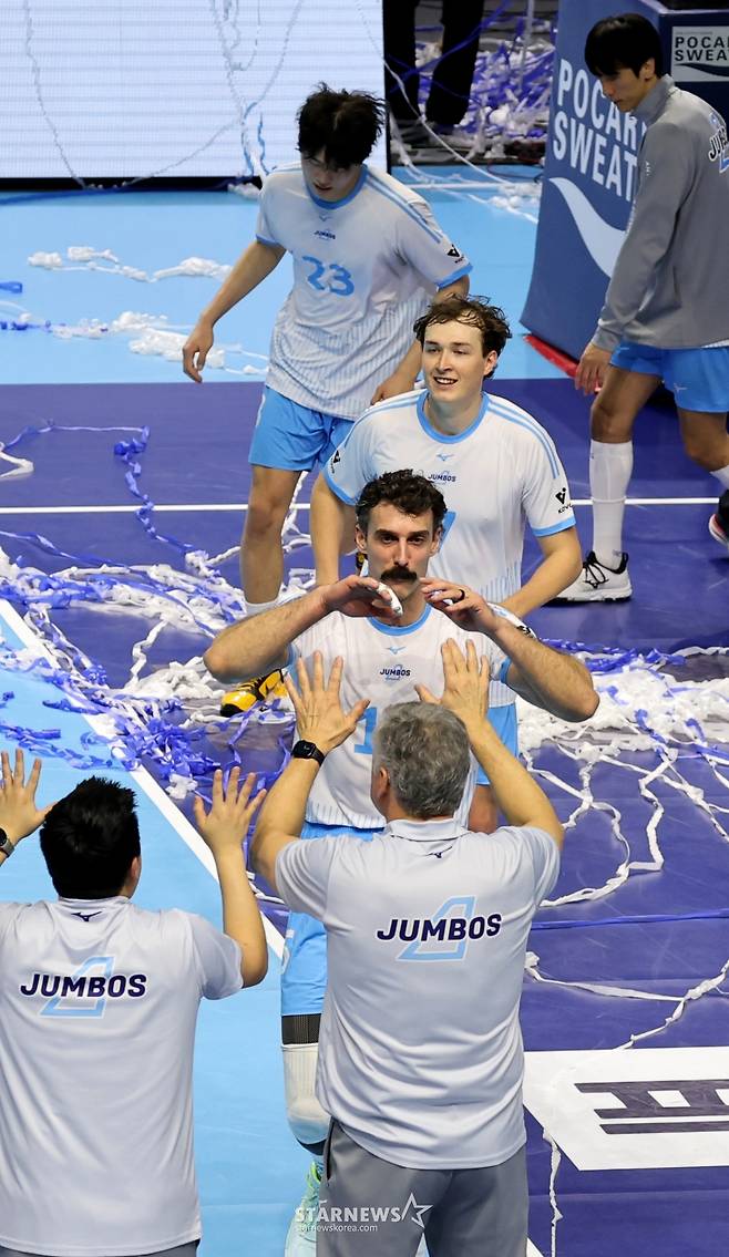 [한번에쓱]'1위 현대 3-0으로 셧아웃, 마지막은 김민재가' 기쁨만끽하는 점보스 선수들