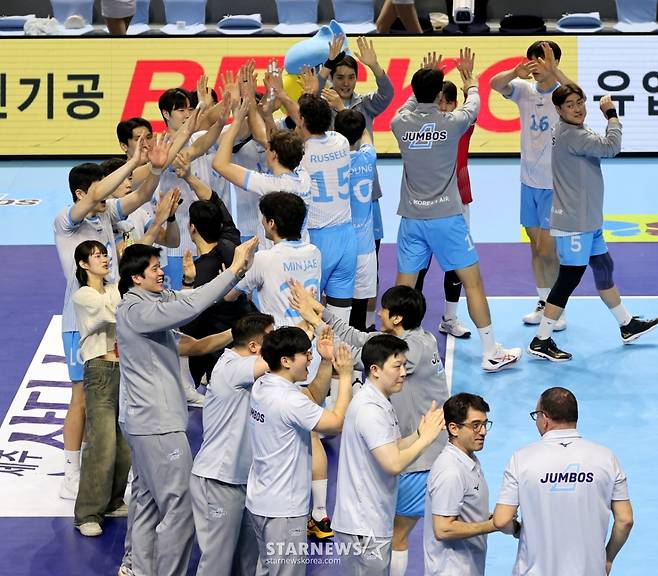 [한번에쓱]'1위 현대 3-0으로 셧아웃, 마지막은 김민재가' 기쁨만끽하는 점보스 선수들