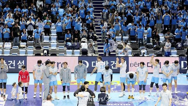 [한번에쓱]'1위 현대 3-0으로 셧아웃, 마지막은 김민재가' 기쁨만끽하는 점보스 선수들