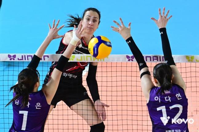 정관장 자네테(가운데)가 흥국생명의 투 블로커 사이로 강력한 공격을 성공시키고 있다. /사진=KOVO 제공