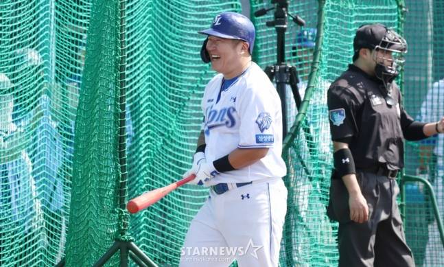 삼성 라이온즈가 22일 일본 오키나와 온나손 아카마 볼파크에서 스프링 캠프를 진행했다.  최형우가 라이브 배팅을 한 후 박수 소리에 환하게 웃고 있다. /사진=김진경 대기자