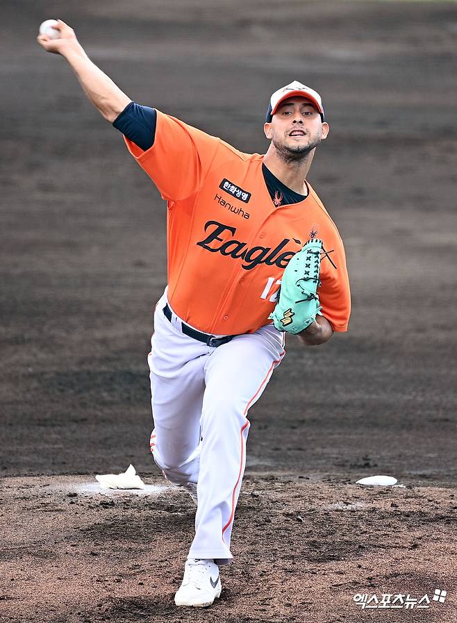 한화 이글스 새 외국인 투수 윌켈 에르난데스가 22일 일본 오키나와 니시자키 구장에서 열린 일본프로야구(NPB) 지바롯데 마린스와 연습경기에 선발등판, 2이닝 무실점을 기록했다. 사진 고아라 기자